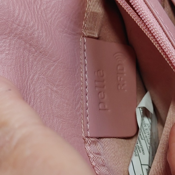 Pelle Rfid Travel compact rose Crossbody Bag - Picture 6 of 16